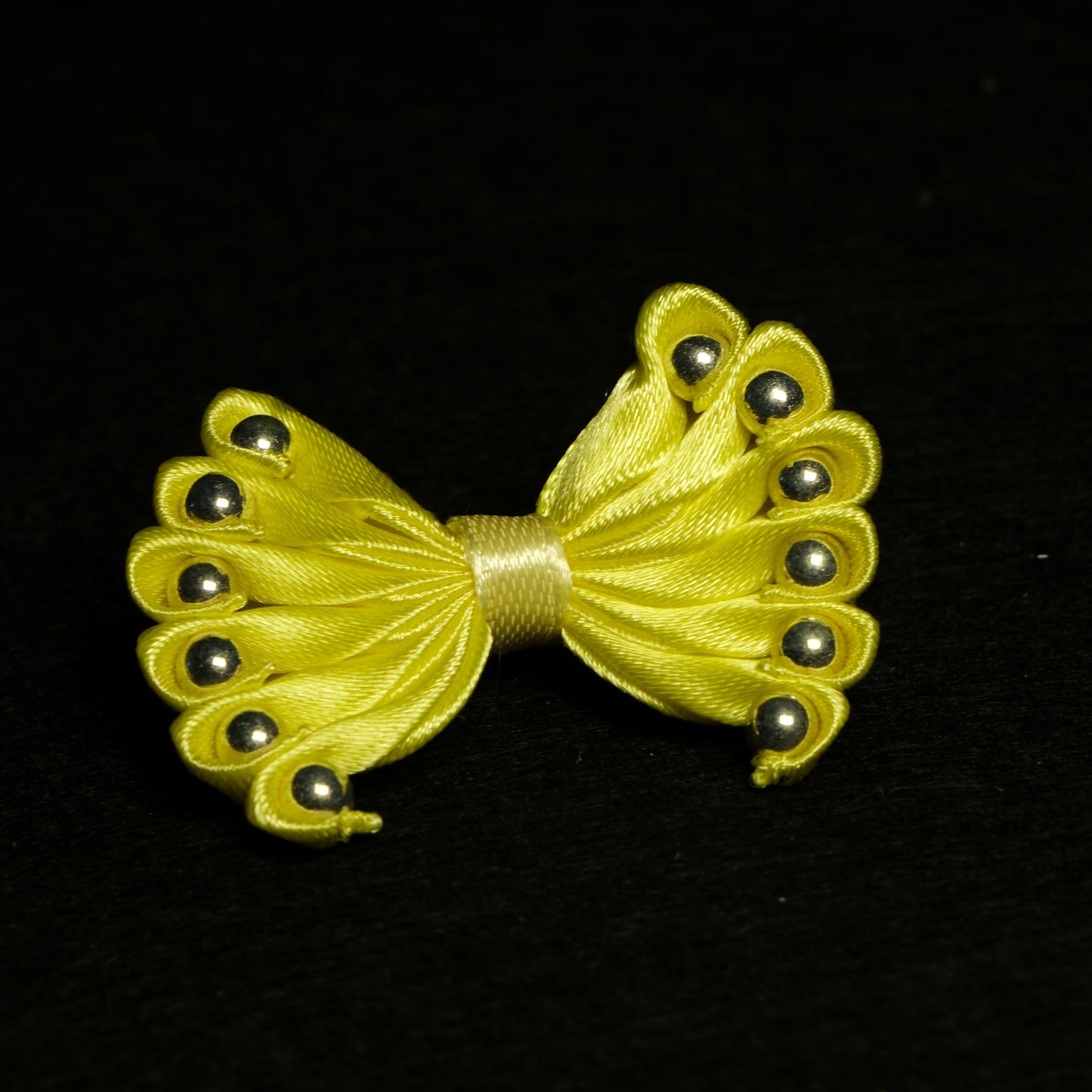 Gumytė geltonas kaspinas su karoliukais