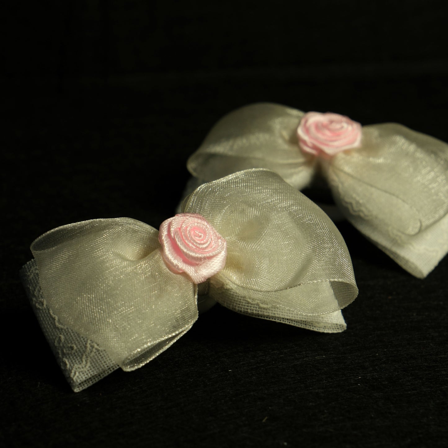 Gumytė "Mini rožytė su baltu kaspinu"