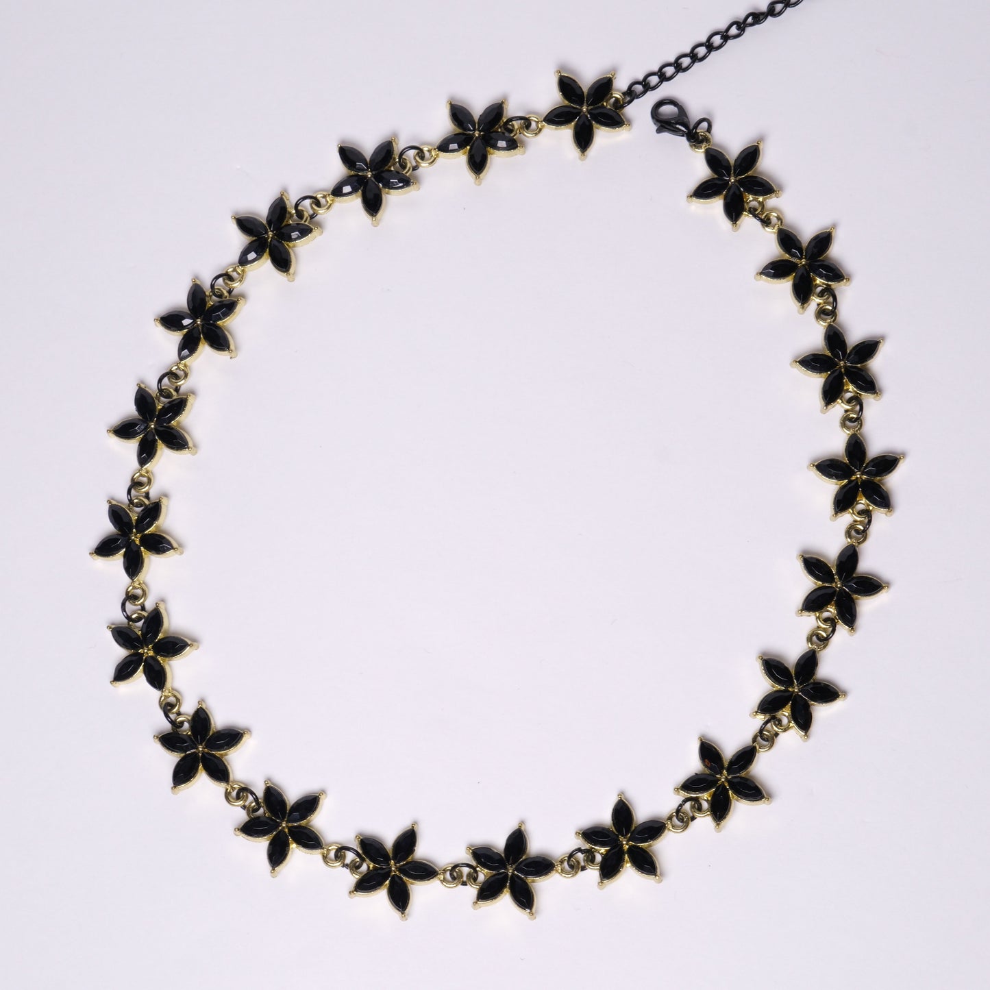 Kaklo papuošalas "Juodos gėlytės"