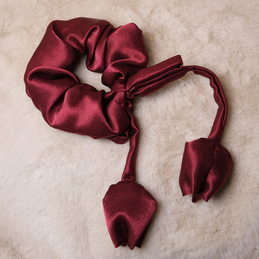 Scrunchie su tamsiai raudonomis tulpėmis