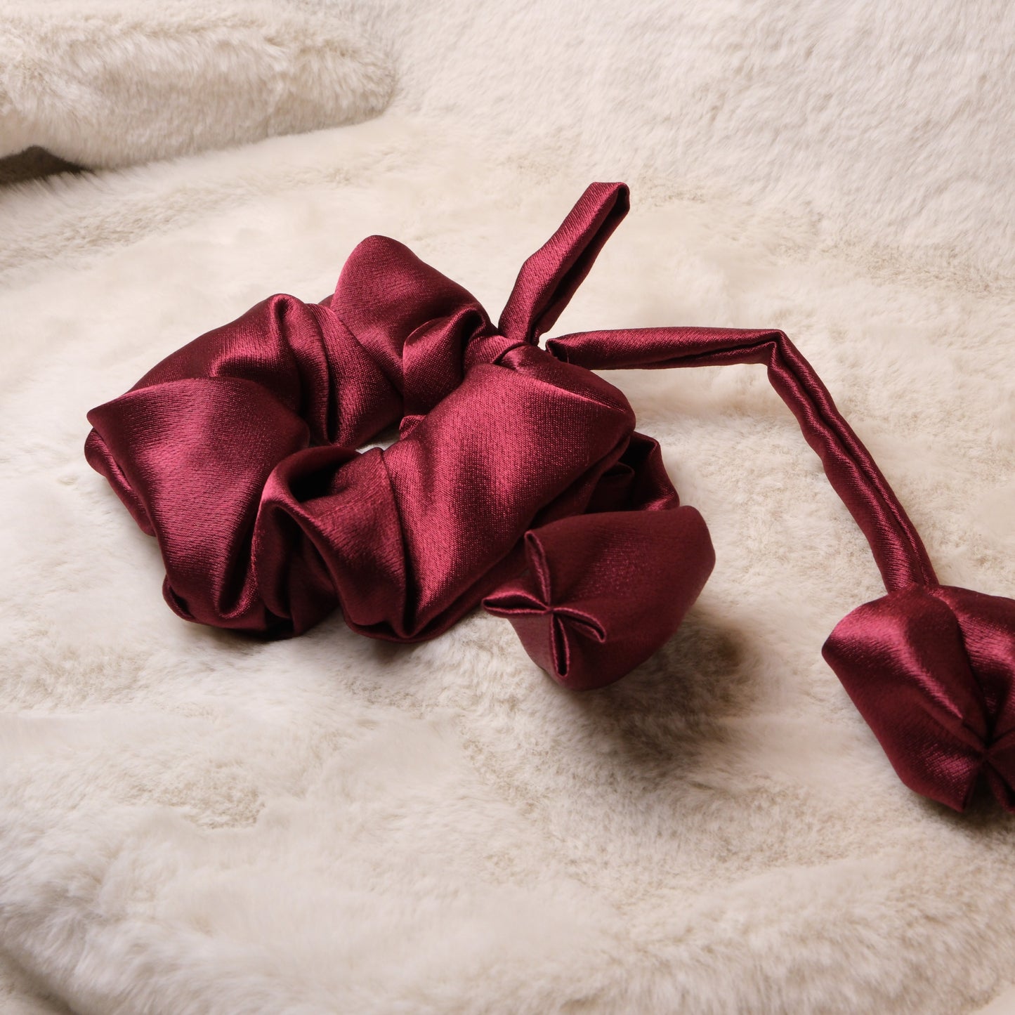 Scrunchie su tamsiai raudonomis tulpėmis