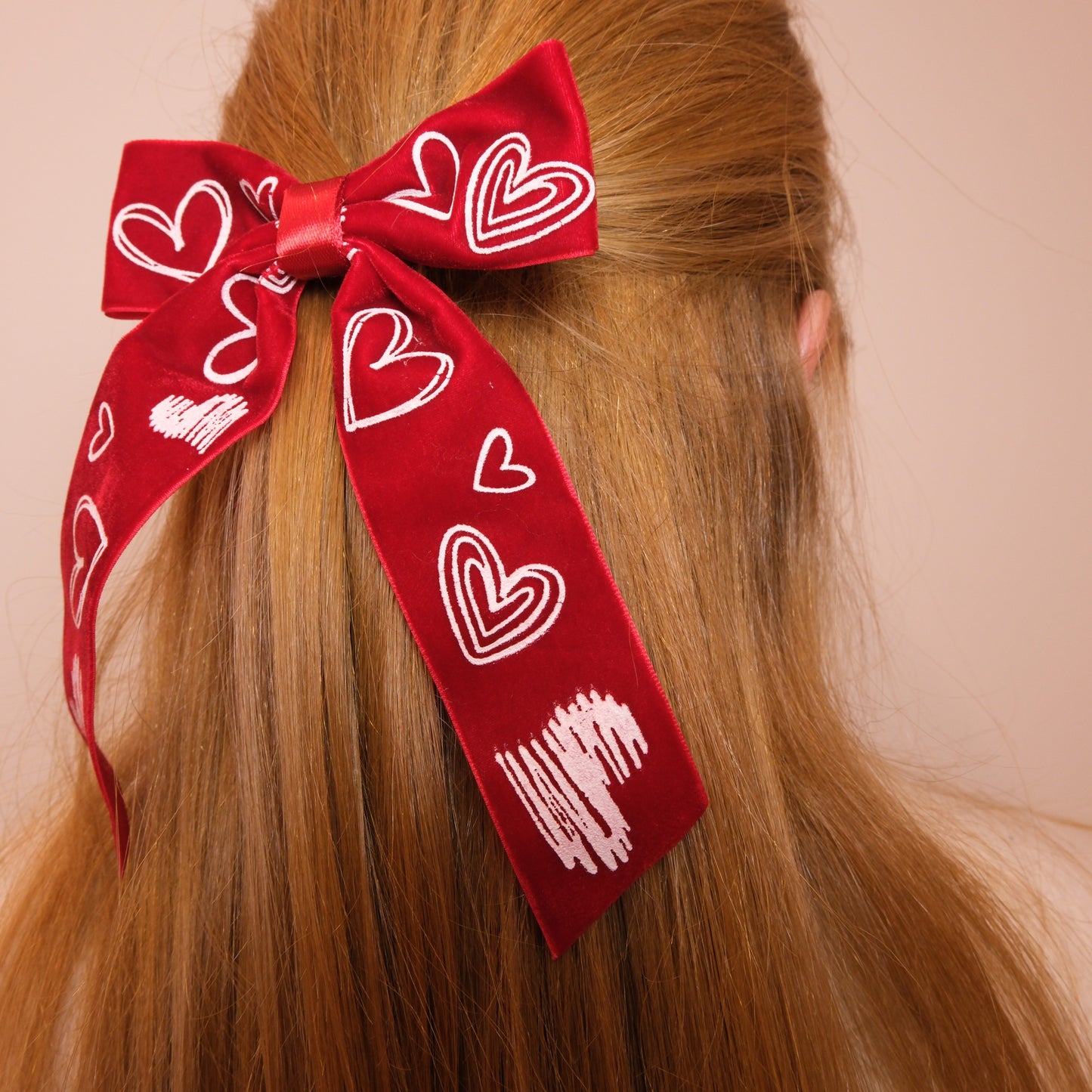 Aksominis raudonas kaspinukas su širdelėmis