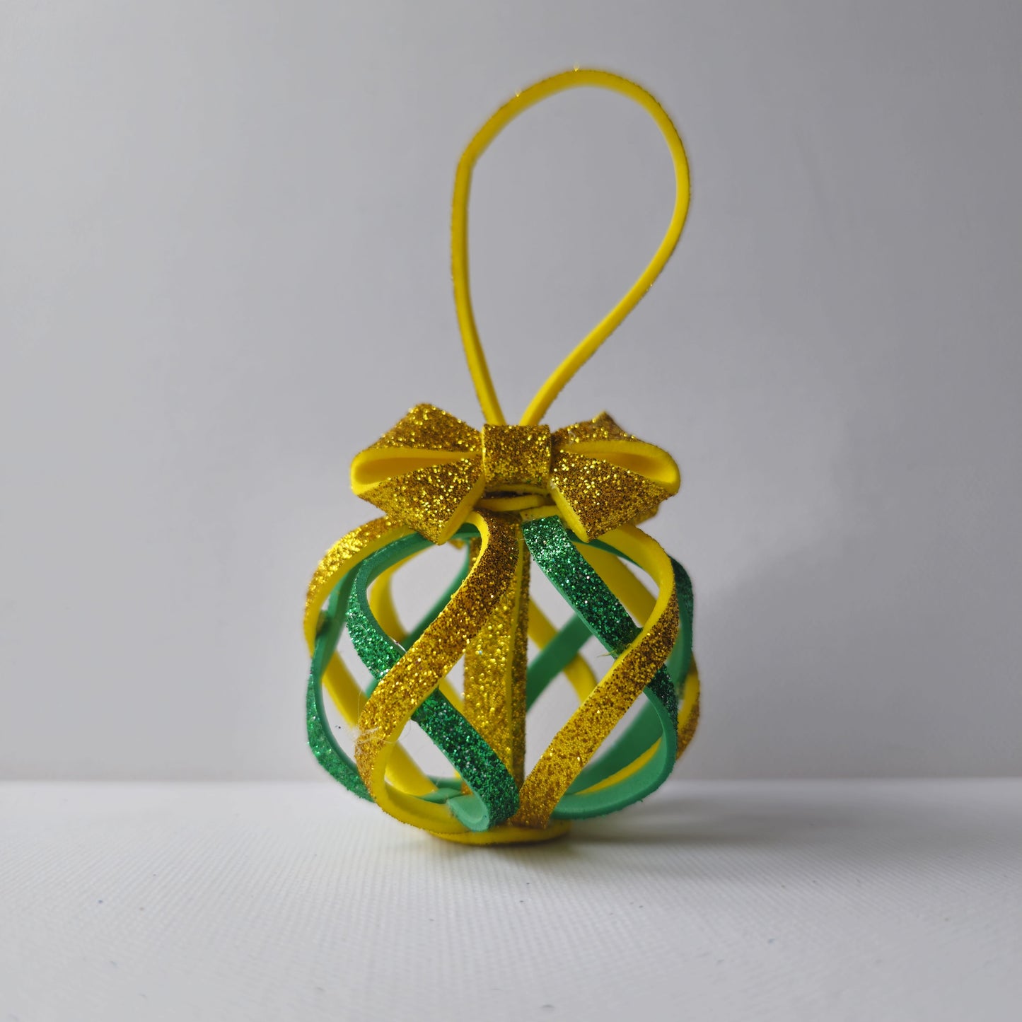 Eglutės papuošimas iš foamirano "Dovanėlė"