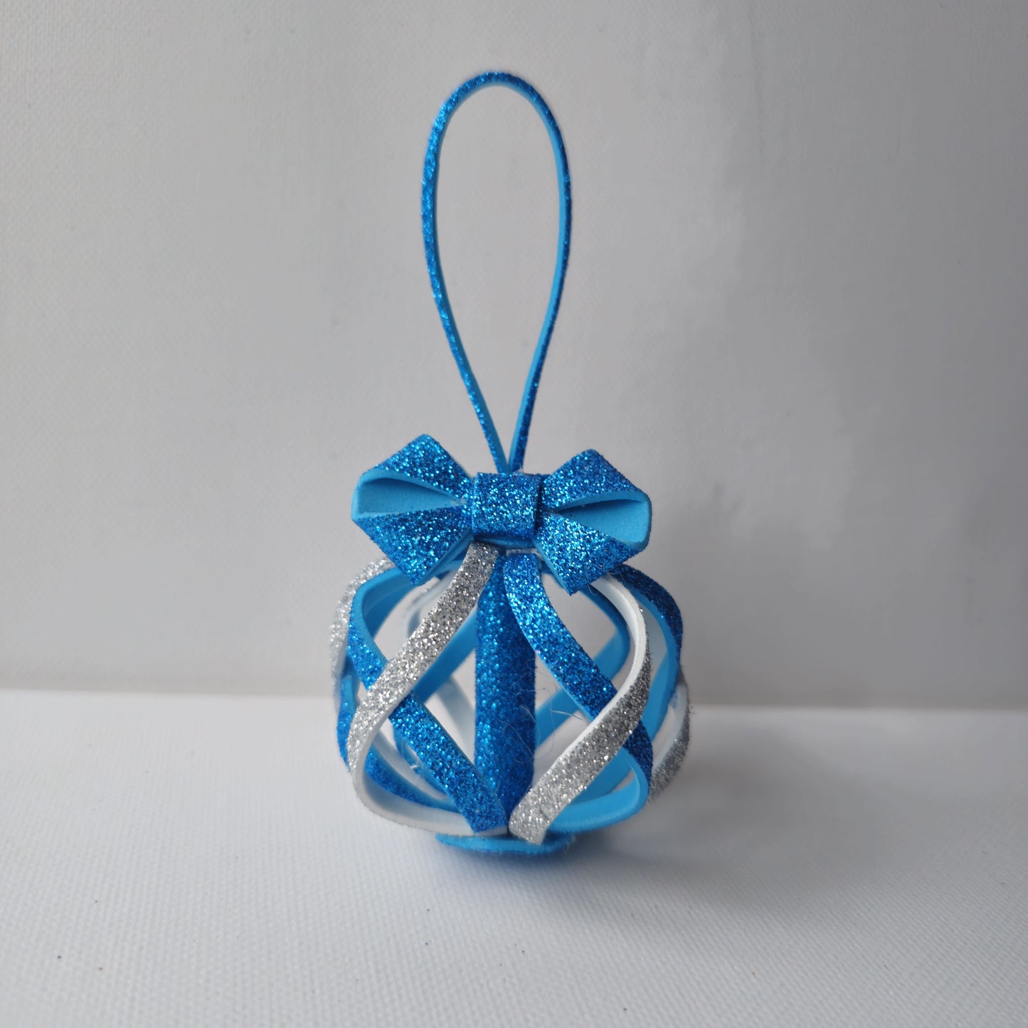 Eglutės papuošimas iš foamirano "Dovanėlė"