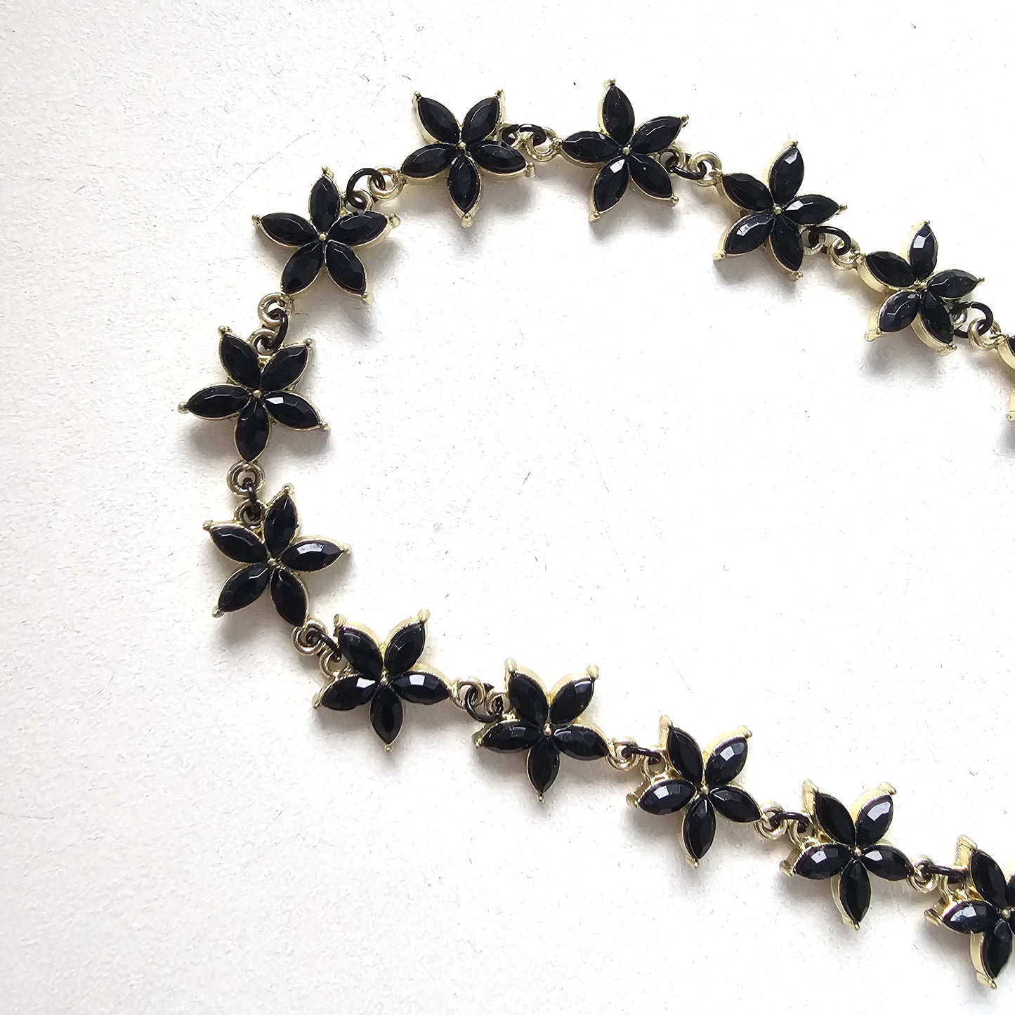 Kaklo papuošalas "Juodos gėlytės"