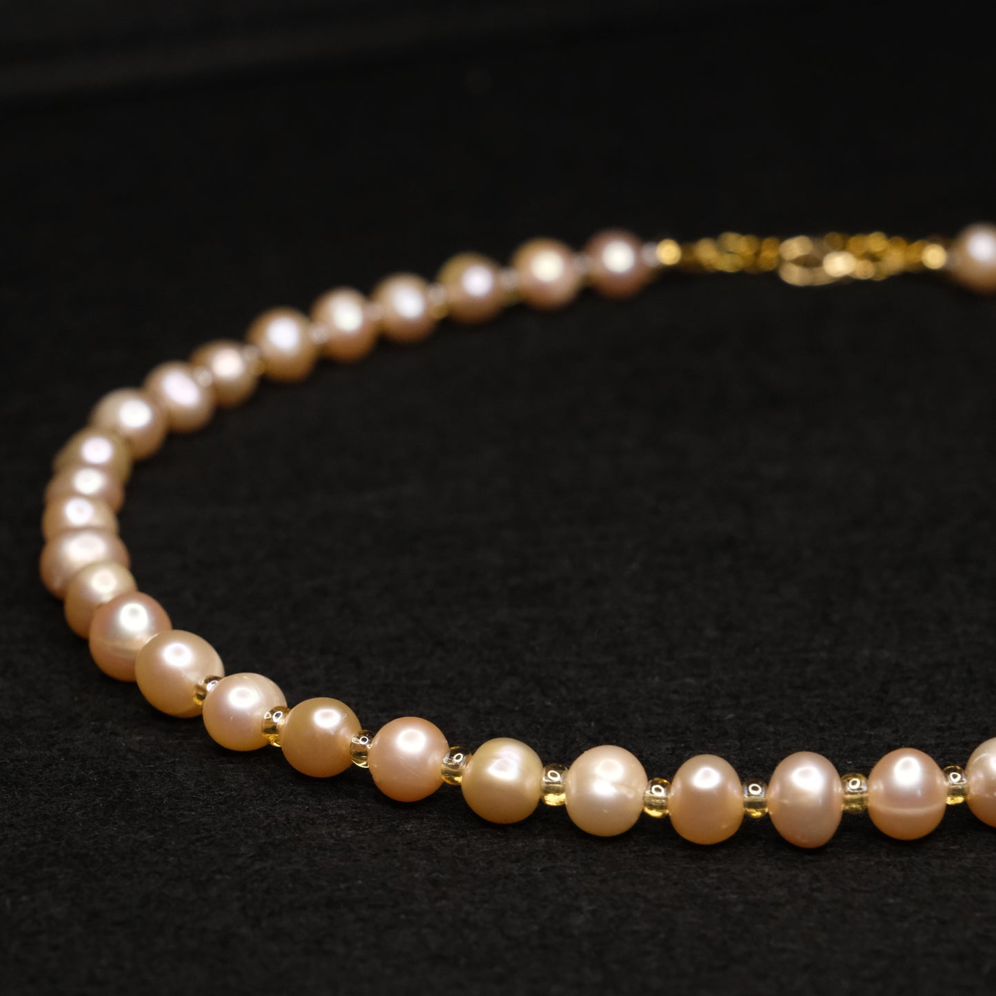 Kaklo papuošalas "Peachy pearls"