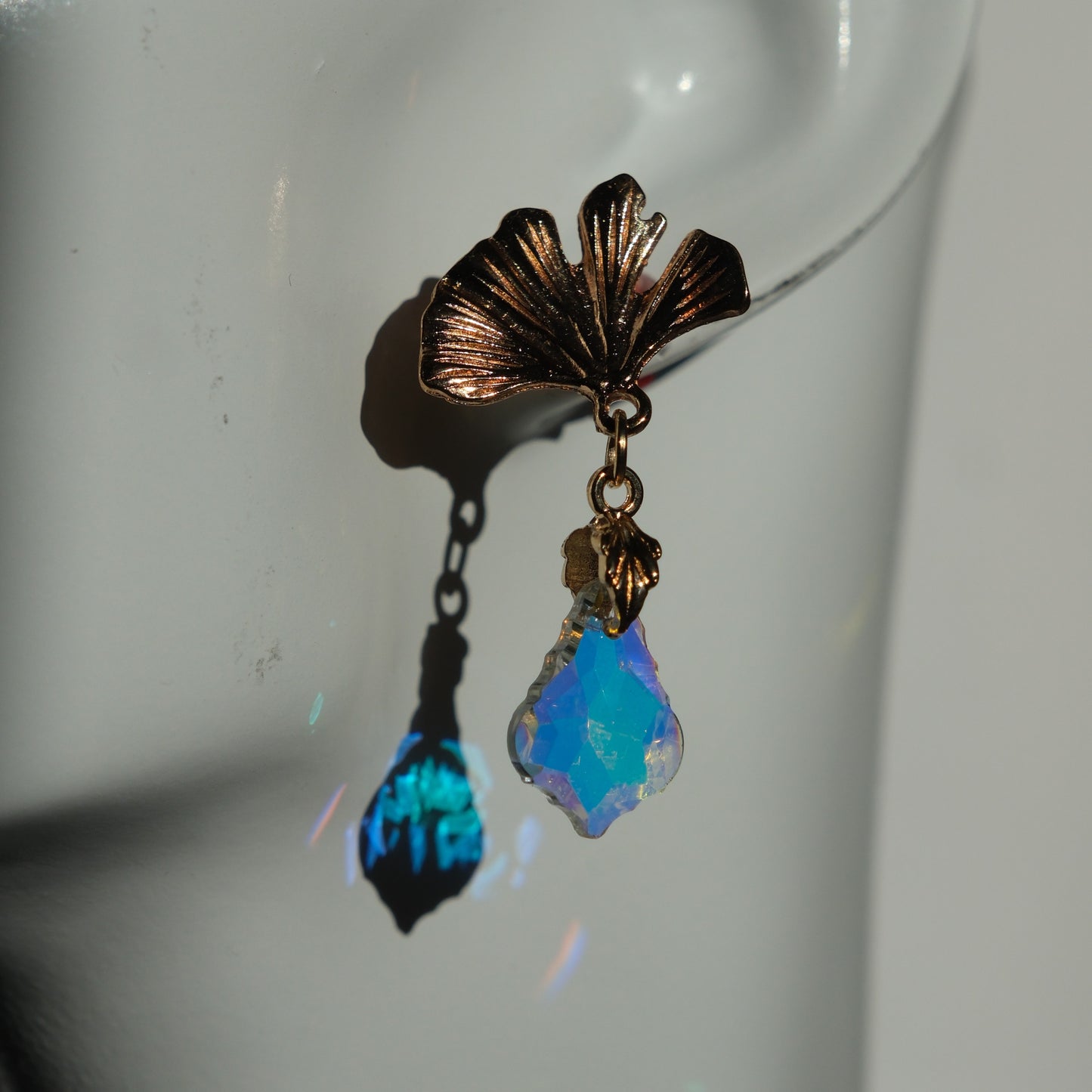 Daugiabriaunio stiklo auskarai su lapeliu