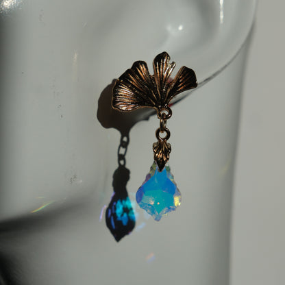 Daugiabriaunio stiklo auskarai su lapeliu