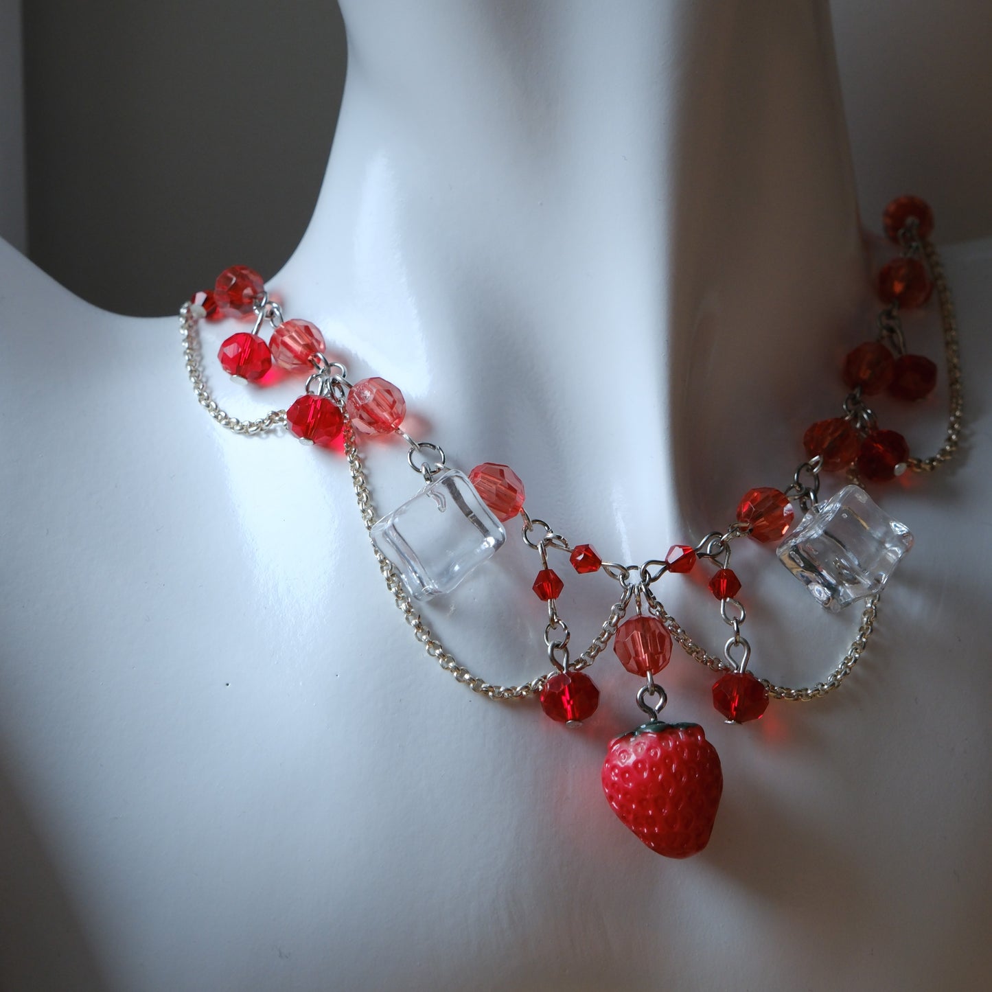 Kaklo papuošalas "Braškė"