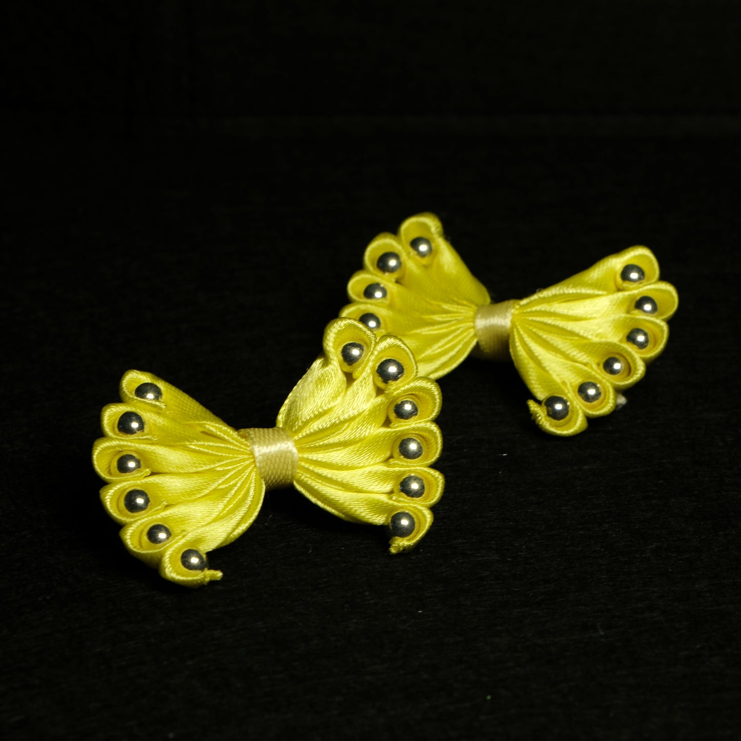 Gumytė geltonas kaspinas su karoliukais