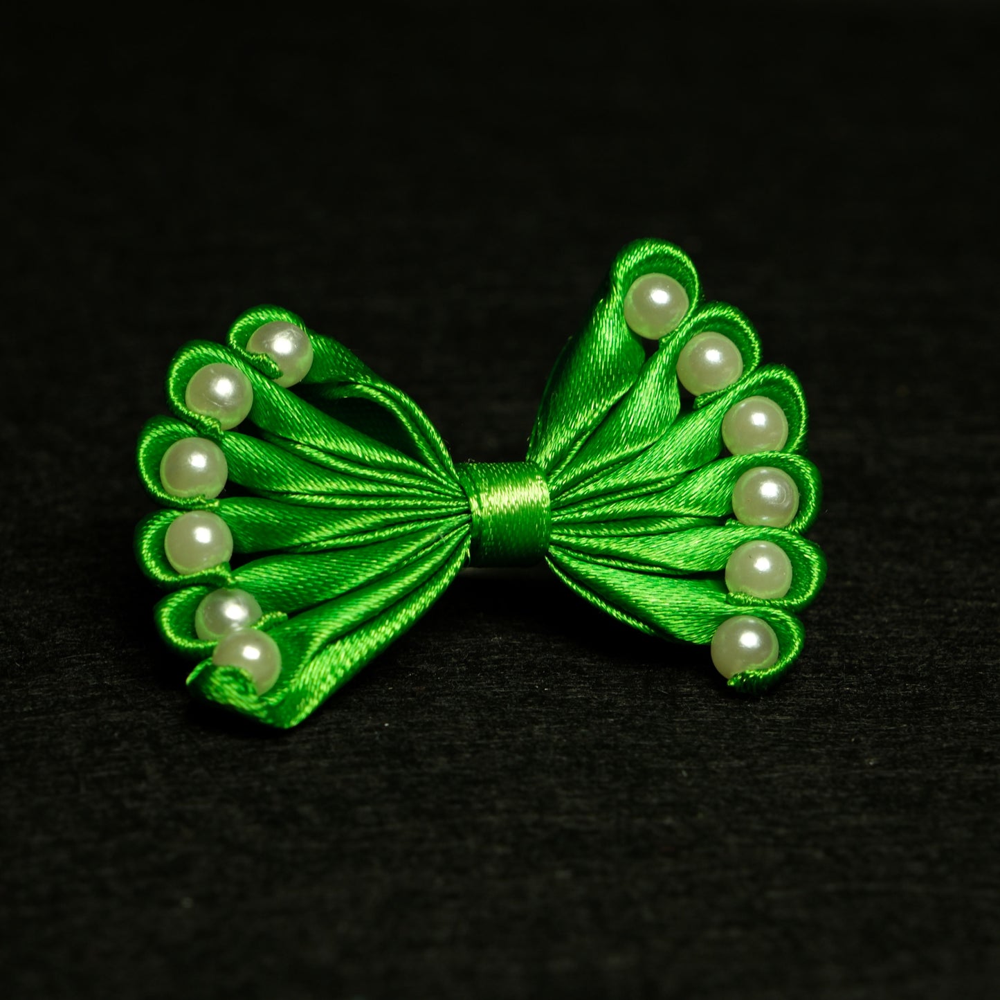 Gumytė žaliasis kaspinas su karoliukais