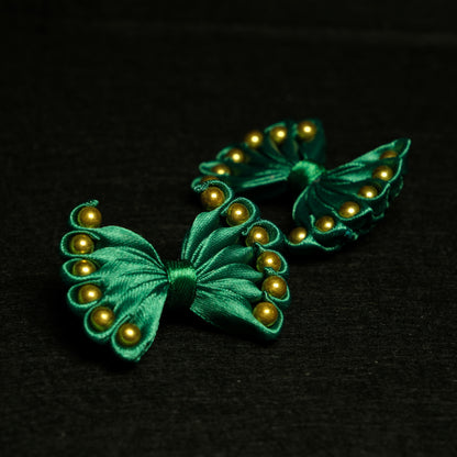 Gumytė žalias kaspinas su karoliukais