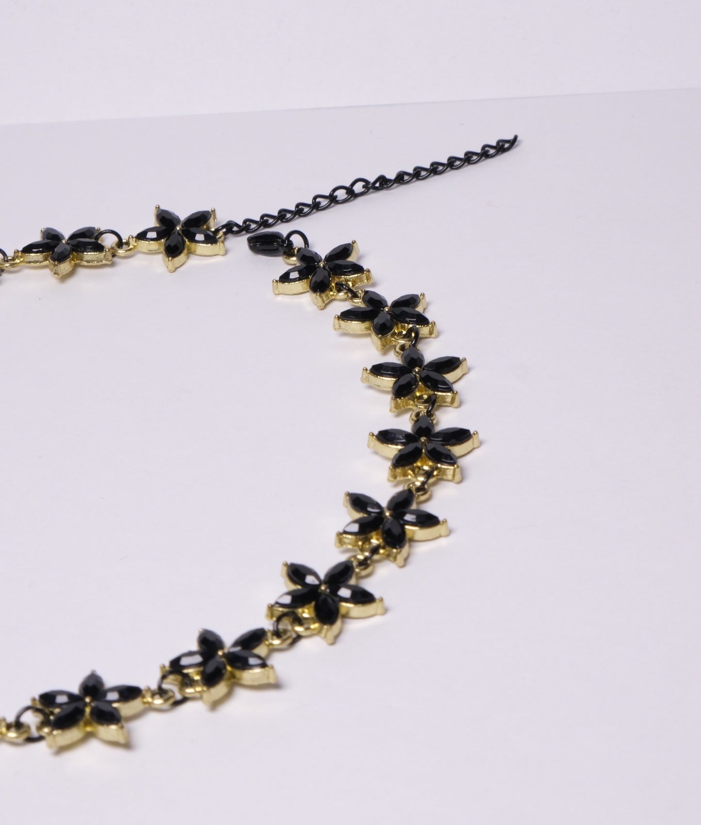 Kaklo papuošalas "Juodos gėlytės"