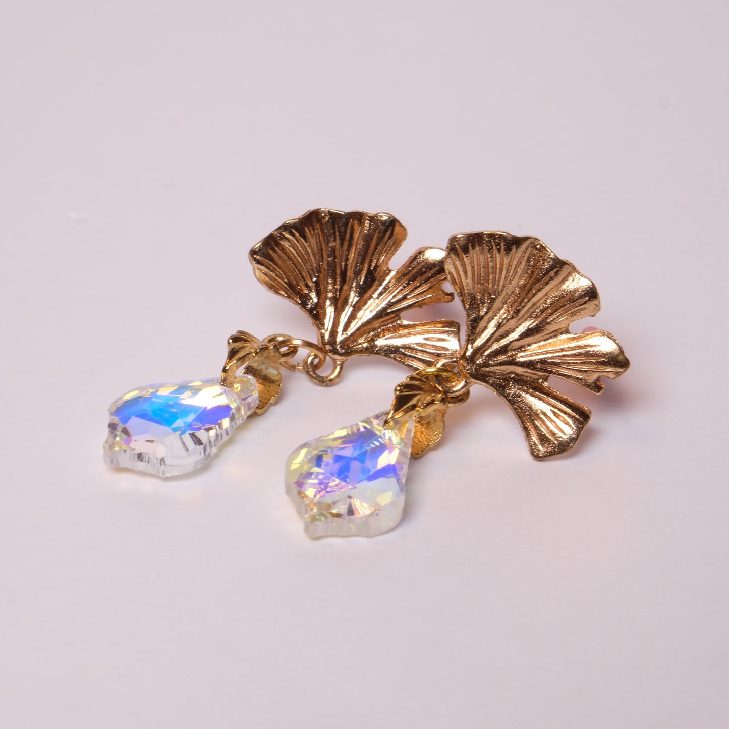 Daugiabriaunio stiklo auskarai su lapeliu