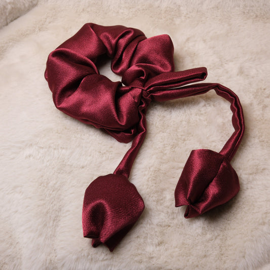 Scrunchie su tamsiai raudonomis tulpėmis