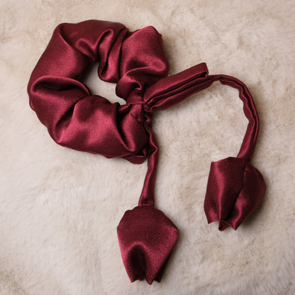 Scrunchie su tamsiai raudonomis tulpėmis