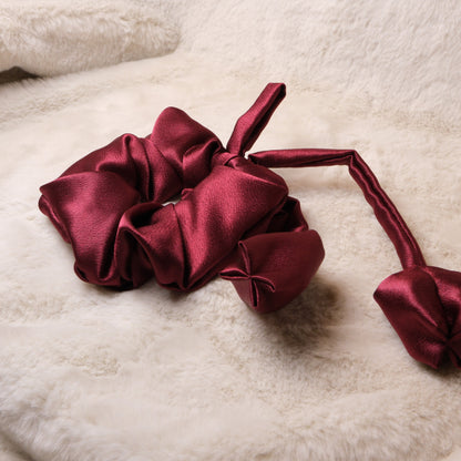 Scrunchie su tamsiai raudonomis tulpėmis