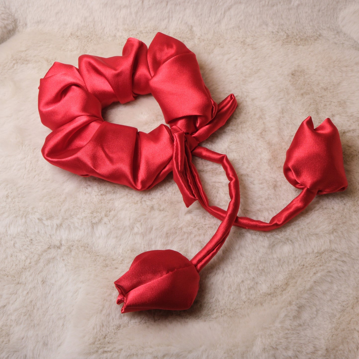 Scrunchie su raudonomis tulpėmis