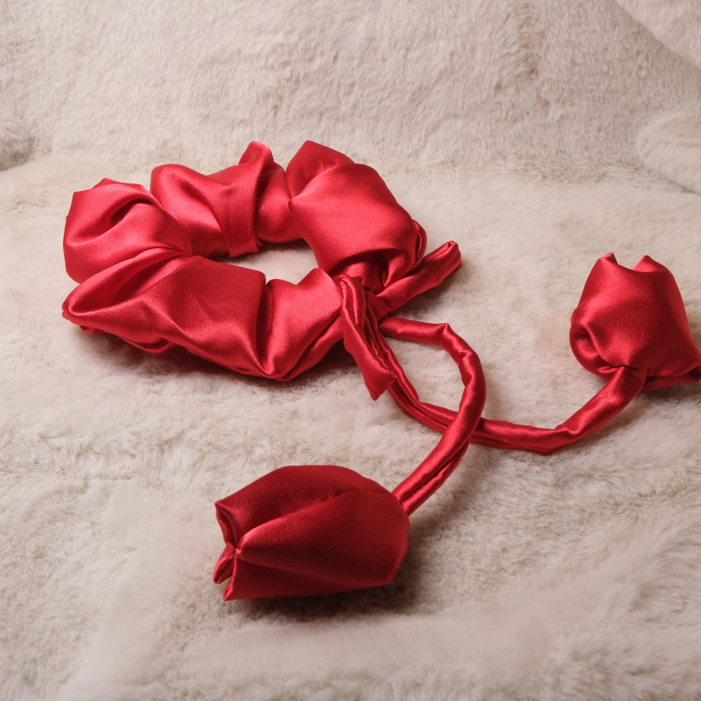 Scrunchie su raudonomis tulpėmis