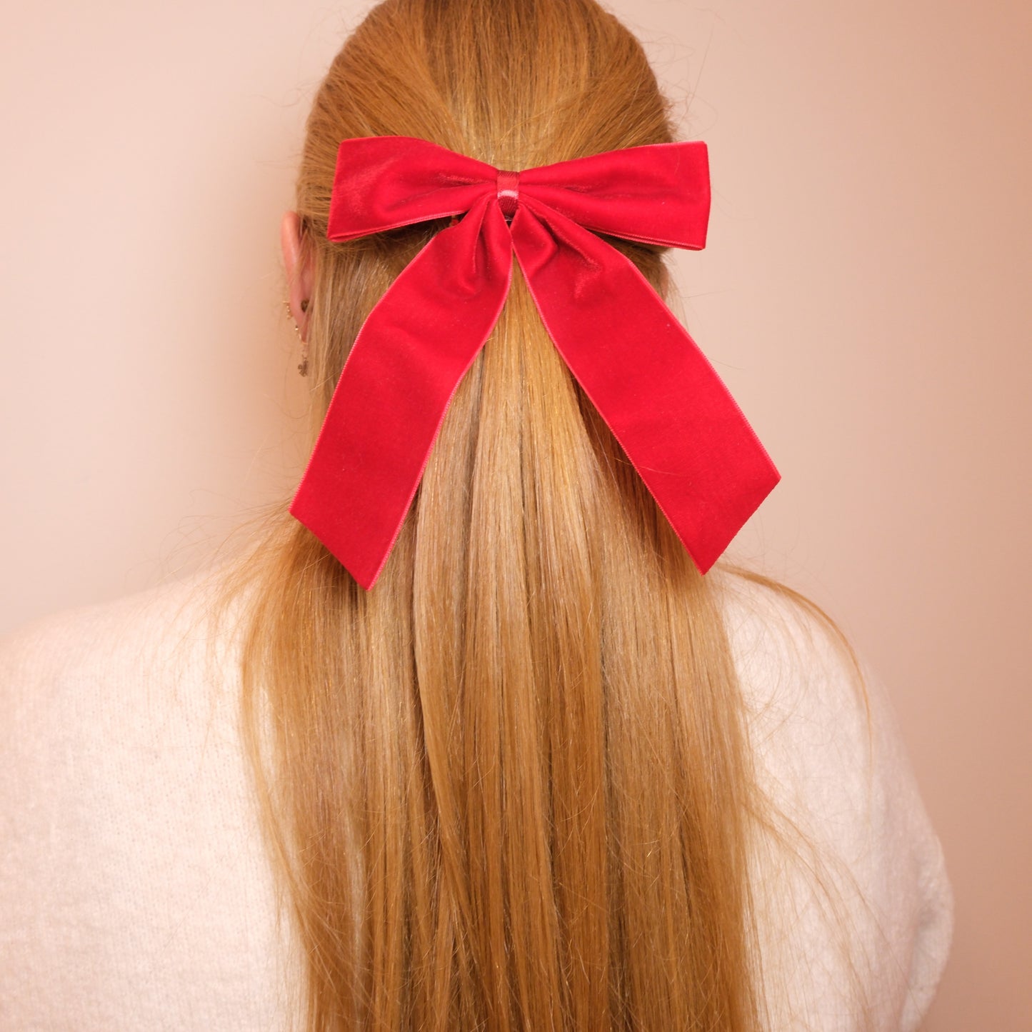 Aksominis raudonas kaspinukas