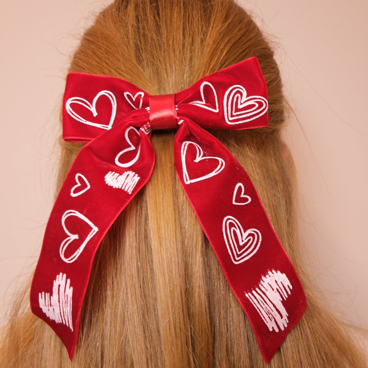 Aksominis raudonas kaspinukas su širdelėmis