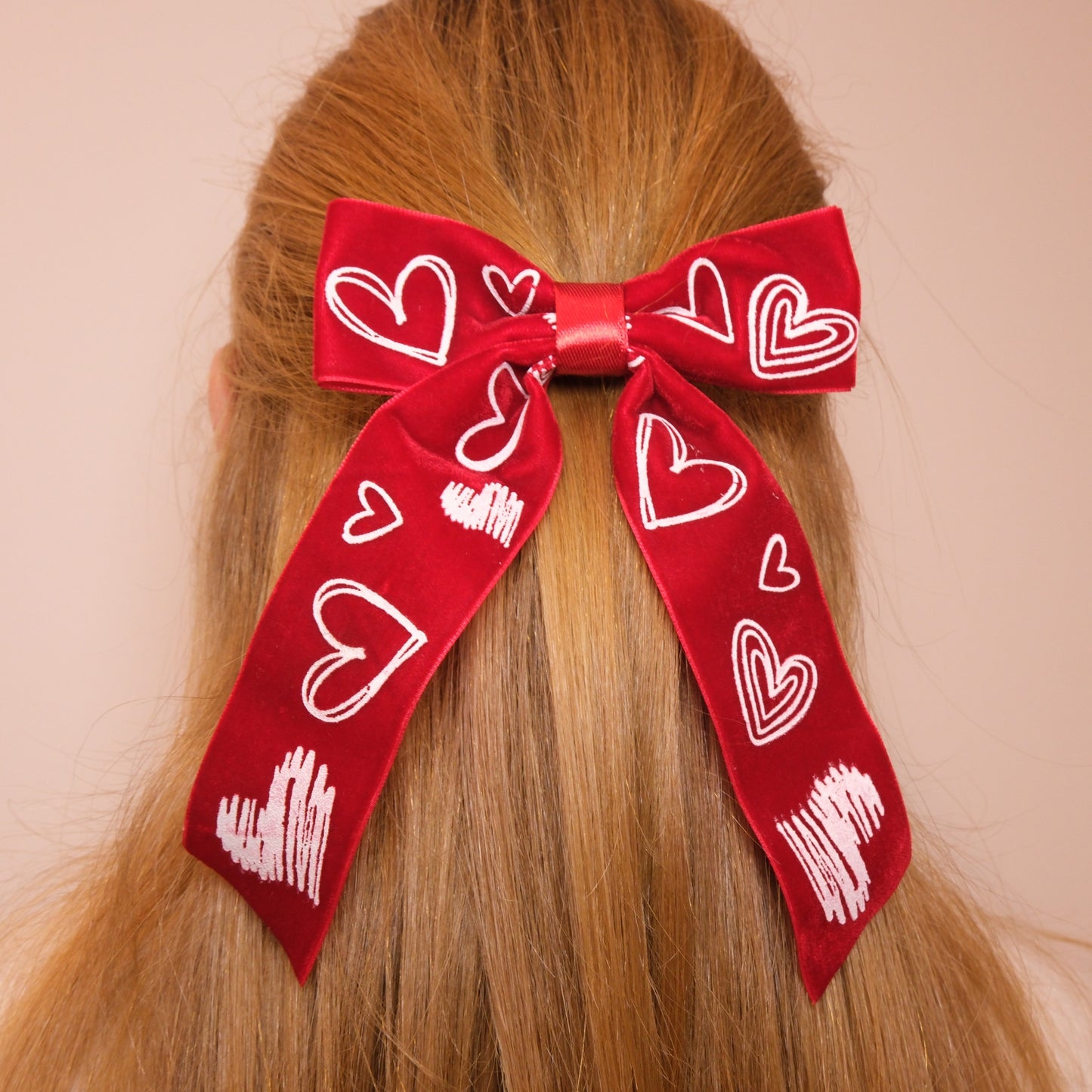 Aksominis raudonas kaspinukas su širdelėmis