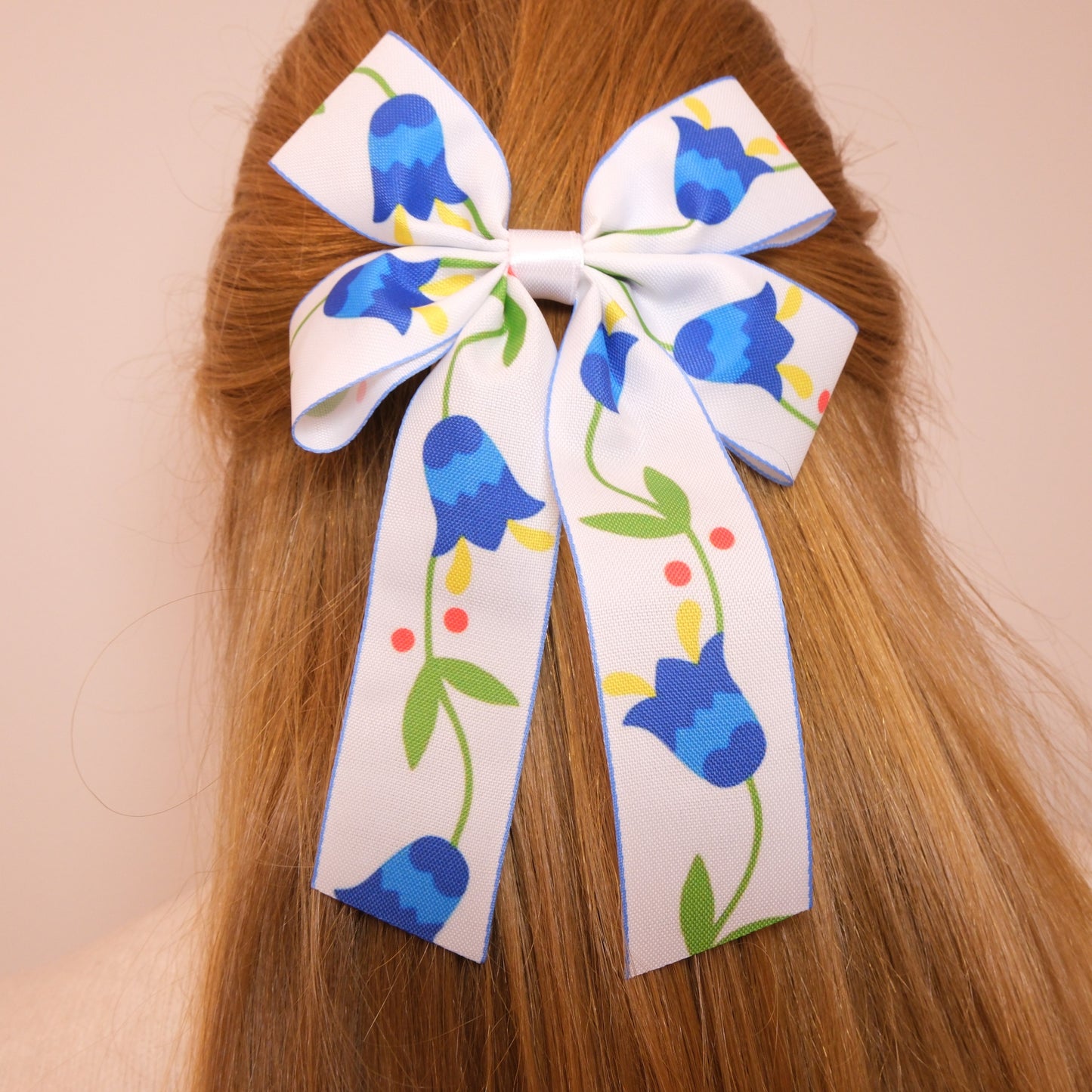 Baltas kaspinukas su mėlynomis gėlėmis