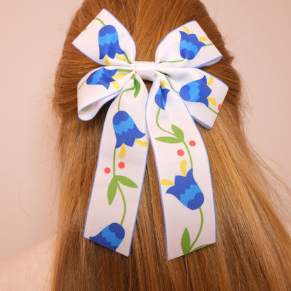 Baltas kaspinukas su mėlynomis gėlėmis