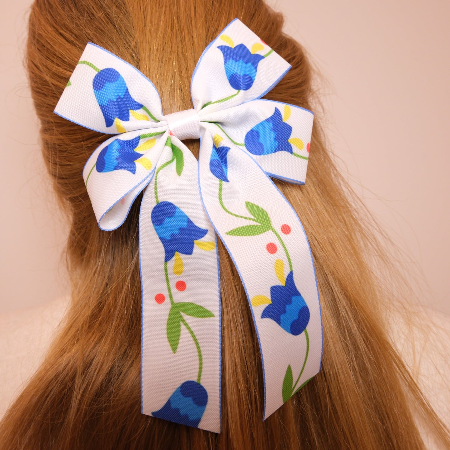 Baltas kaspinukas su mėlynomis gėlėmis