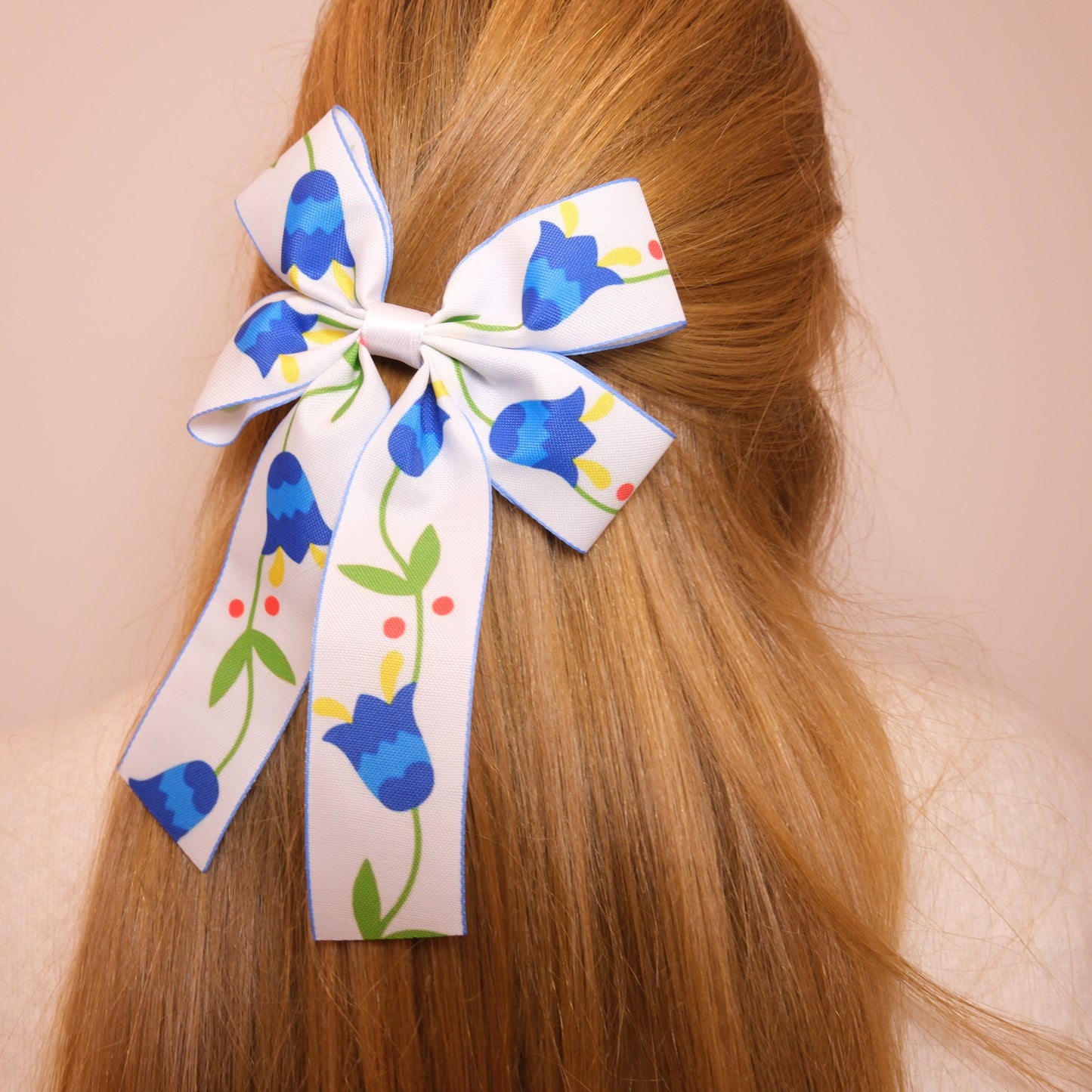 Baltas kaspinukas su mėlynomis gėlėmis