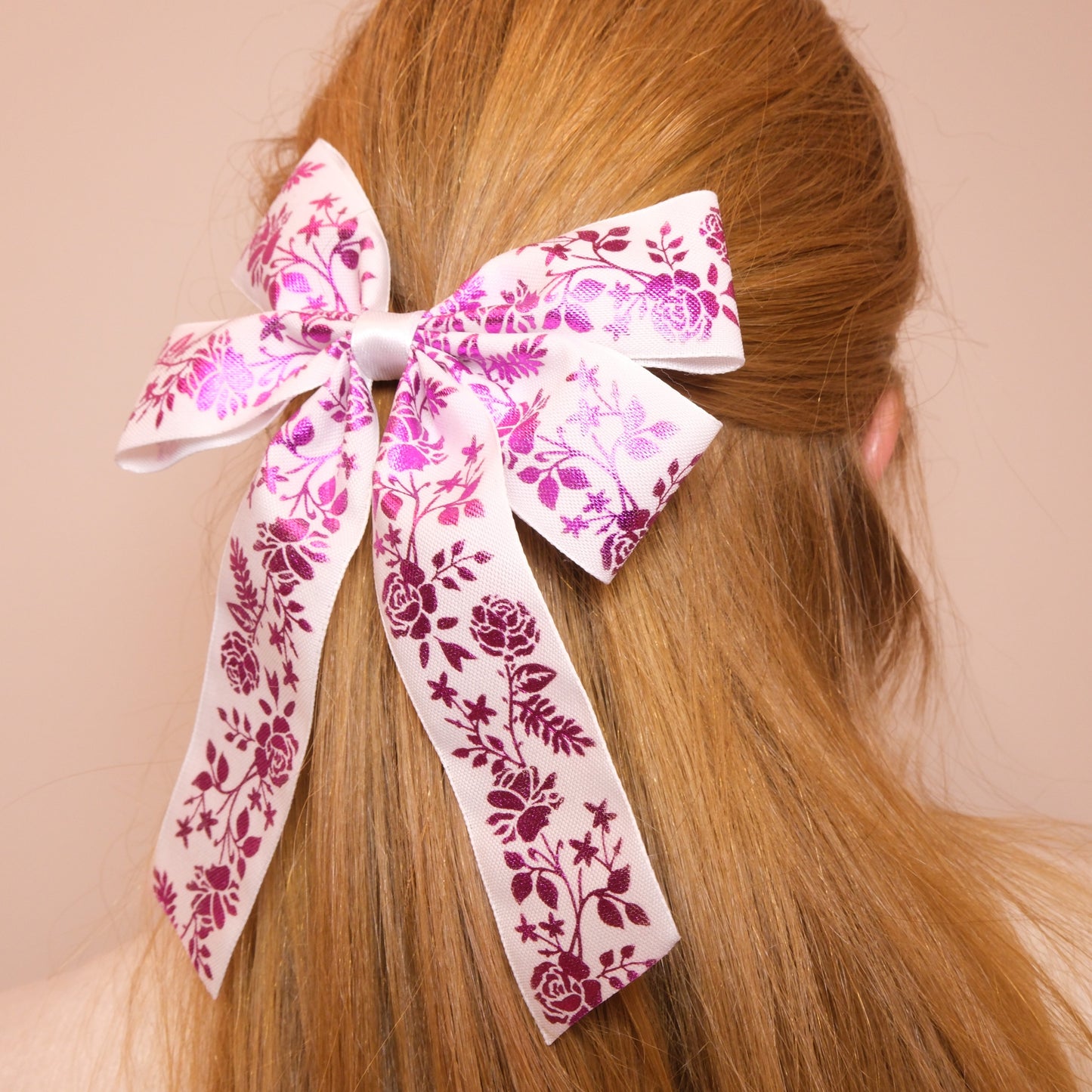 Kaspinukas su blizgiai rožiniais gėlių raštais