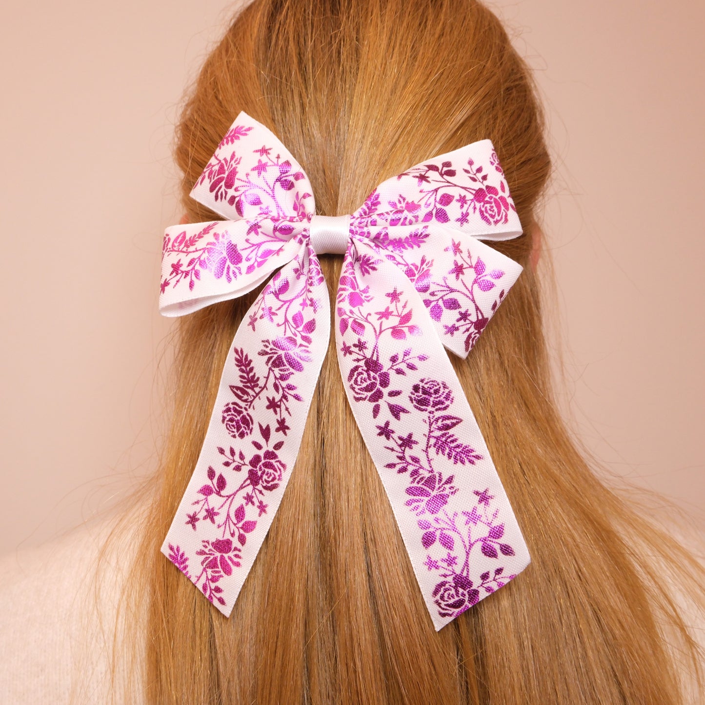 Kaspinukas su blizgiai rožiniais gėlių raštais